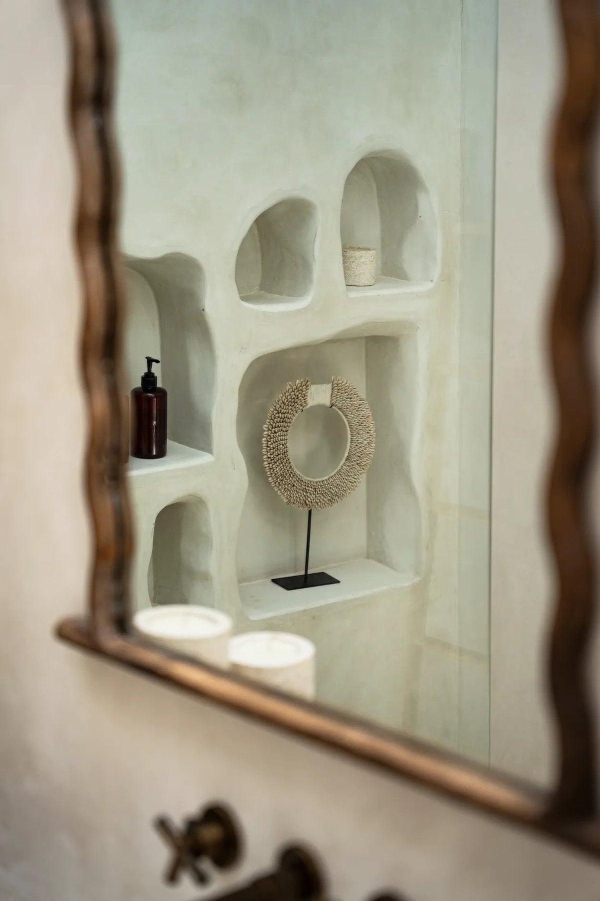 Disque en coquillages de Papouasie sur socle - Blanc - M