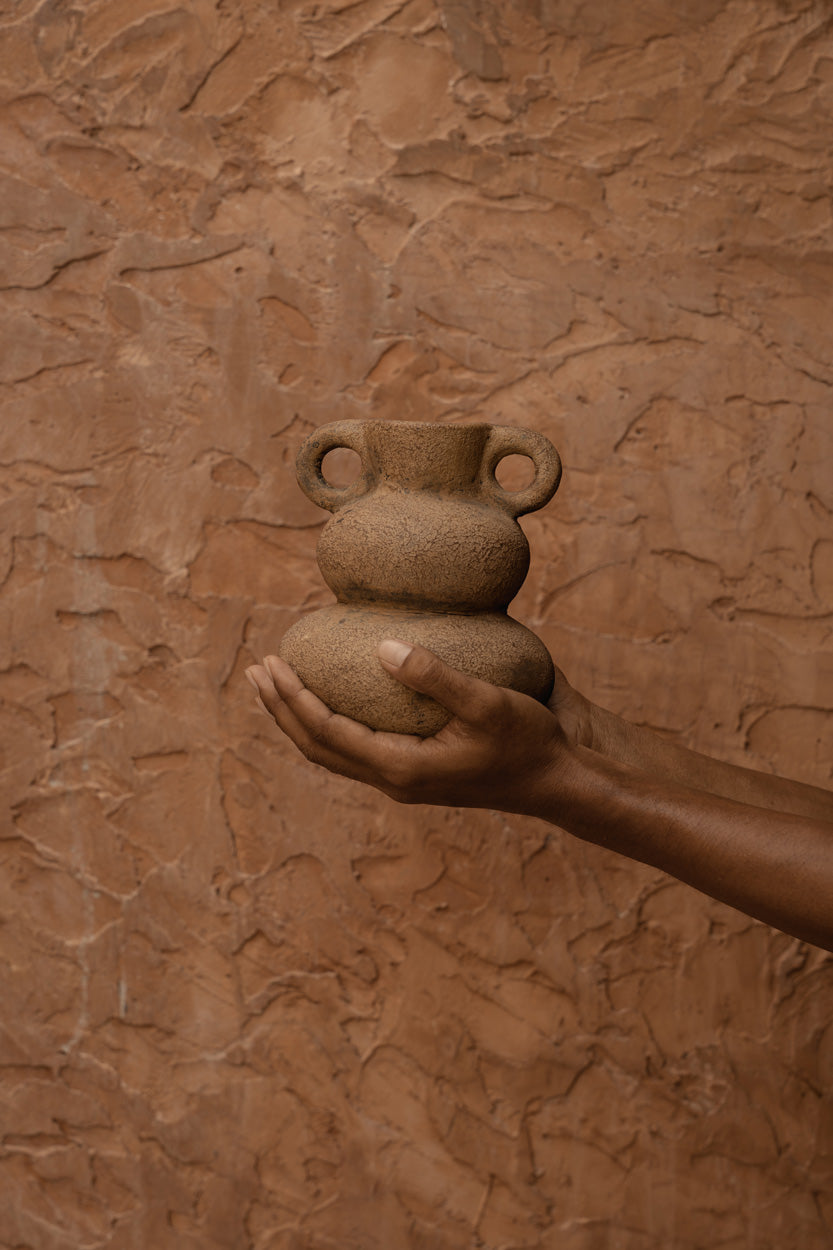 Die Earthen-Balance-Vase - Sand - S