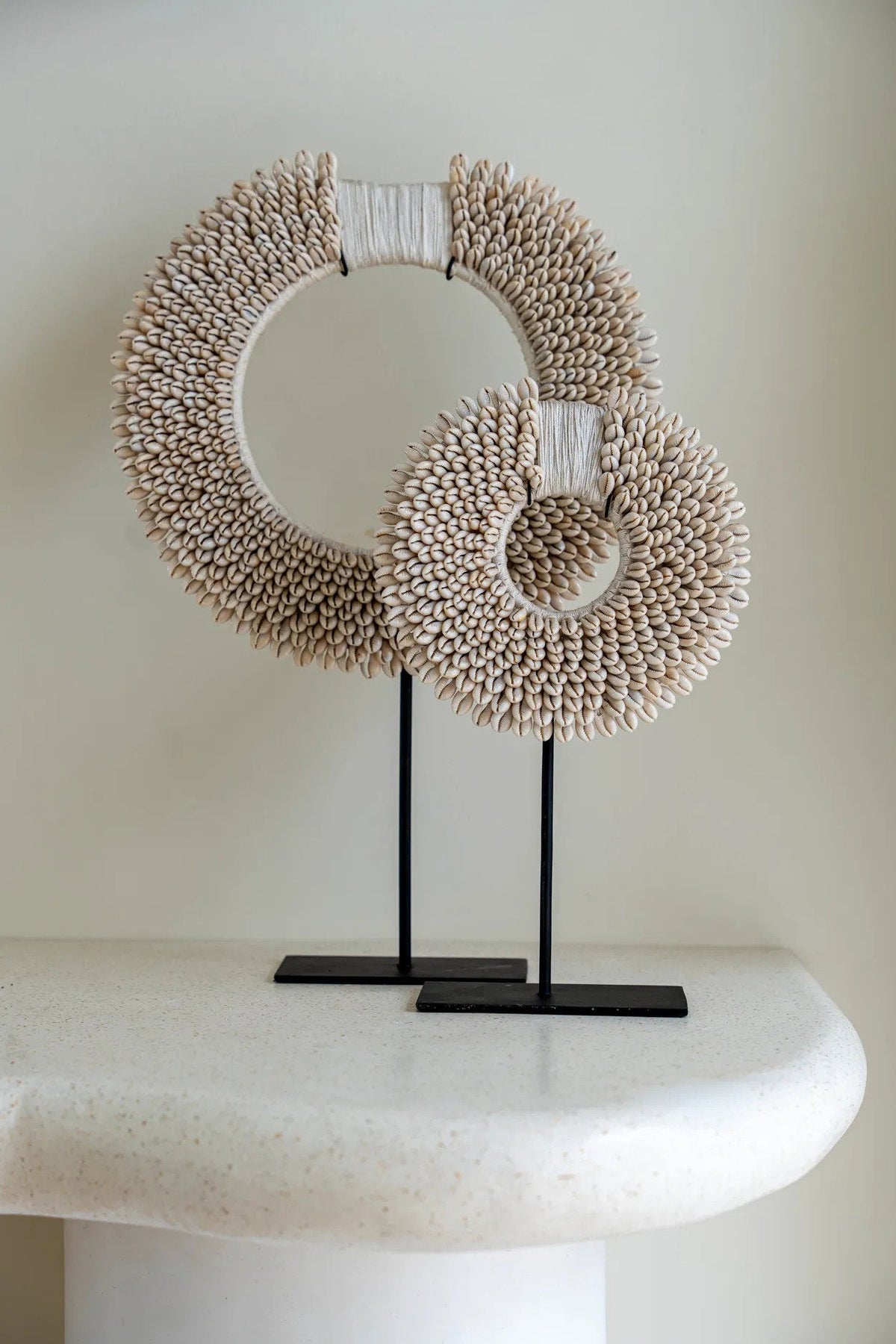 Disque en coquillages de Papouasie sur socle - Blanc - M