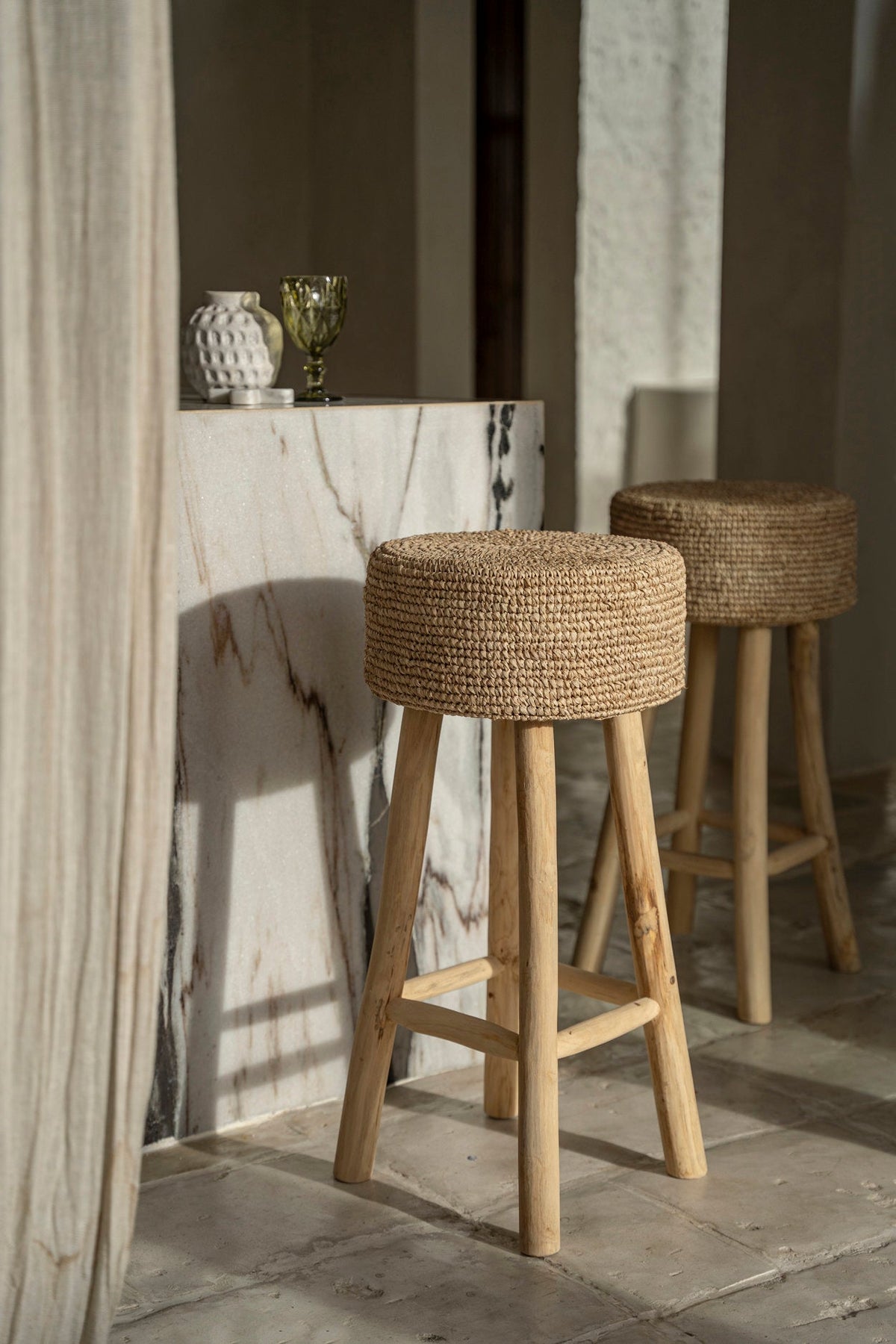 De raffia-barkruk