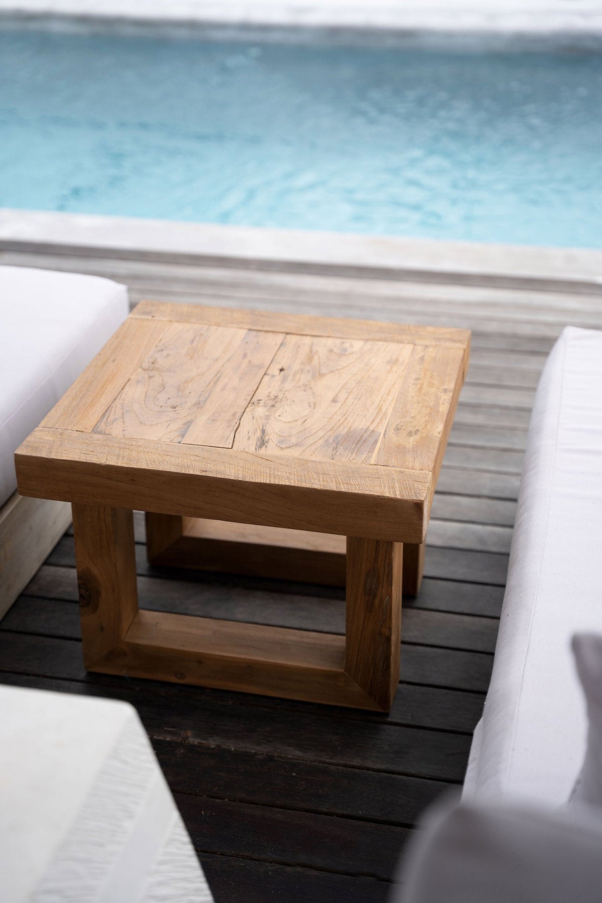Der Beistelltisch aus recyceltem Teakholz - Natur